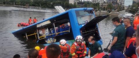 貴州安順公交墜湖瞬間,猛轉(zhuǎn)向越過5股車道撞破護欄！