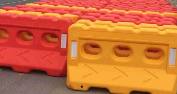 蘇州道路劃線分析：水馬應(yīng)該加多少水，水馬在裝水的要求標(biāo)準(zhǔn)?