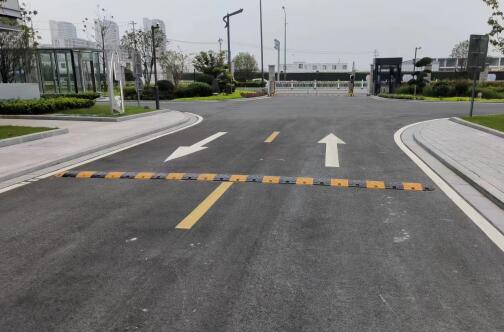 蘇州工廠地面劃線，選飛揚(yáng)市政，專業(yè)施工，安全無憂！